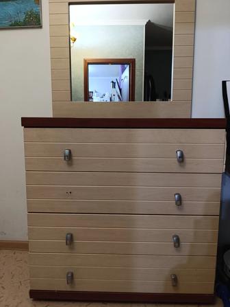 Продам трюмо с зеркалом