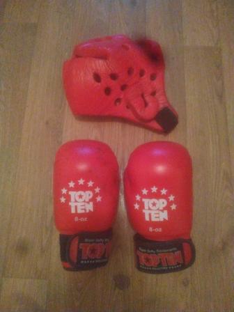 Боксерские перчатки и шлем