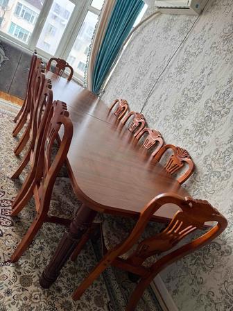 Стол со стульями в гостиную