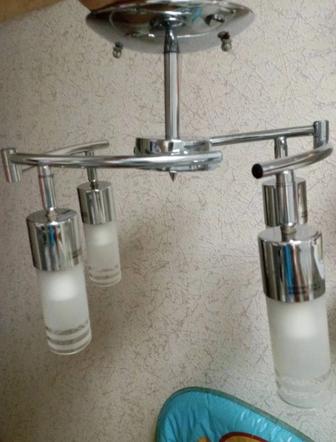 Продам четырехрожковую люстру