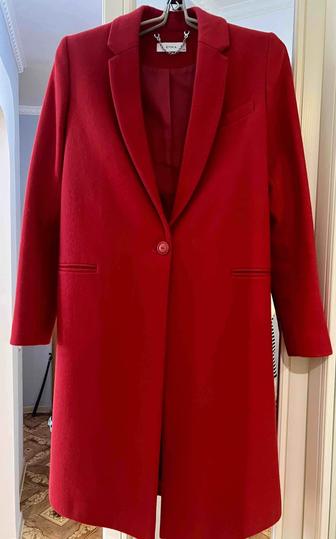 Продаю стильное алоэ пальто бренд EMKA , размер 42.