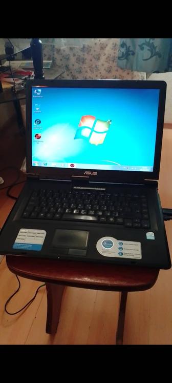 Продаю старенький рабочий ноутбук