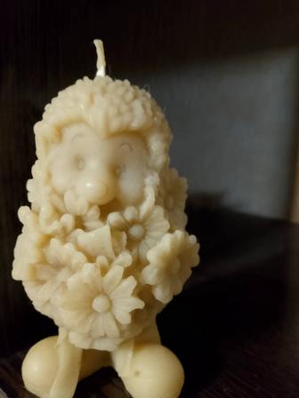 Декоративная свеча Ёжик с букетом цветов