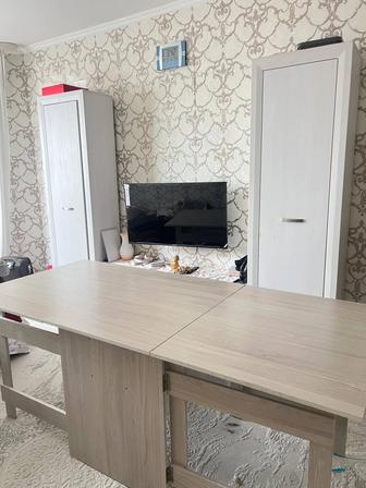 Стол и диван