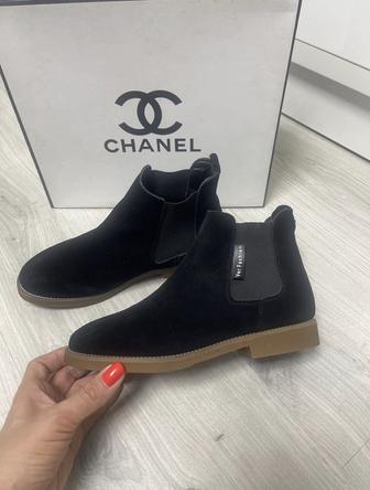 Продам замшевые демисезонные ботинки