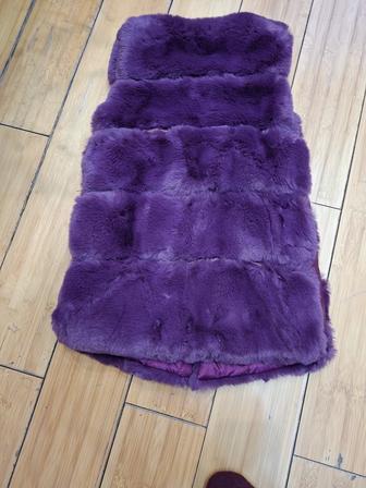 Продам недорого детские меховые жилетки, очень хорошего качества