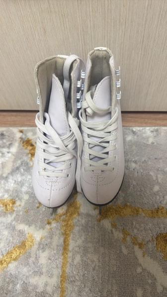 Продам коньки фигурные для девочки