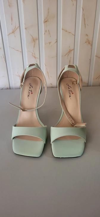 Продам босоножки