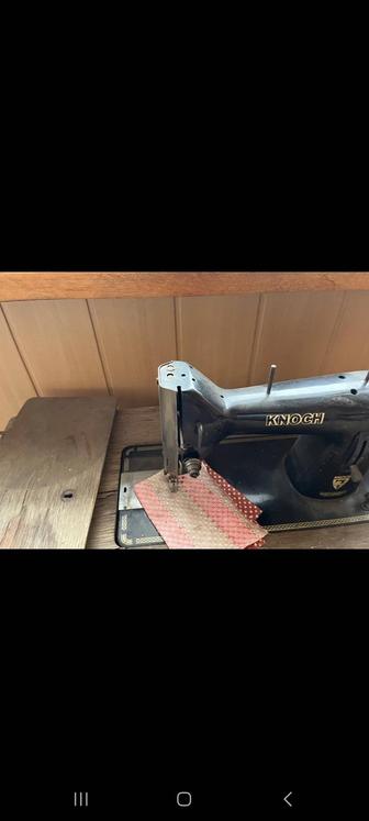 Антикварная швейная машинка