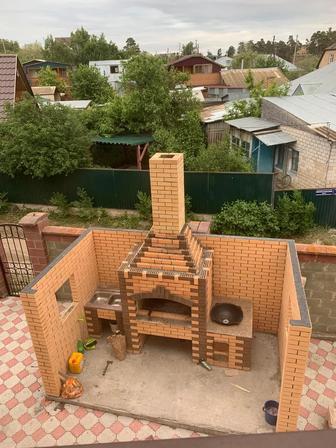 Каменщик изготавливает мангальную зону