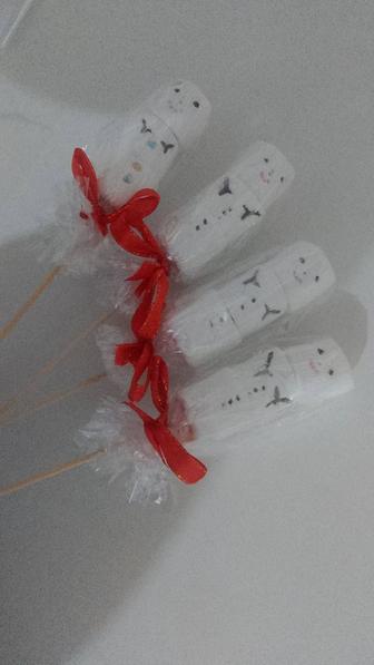 Сладкий снеговик на шпажке