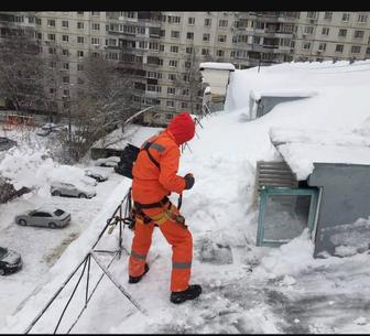 Уборка снега с крыш зданий