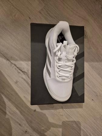 Женские кроссовки