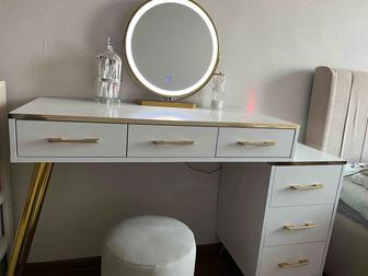Стильный туалетный столик с зеркалом