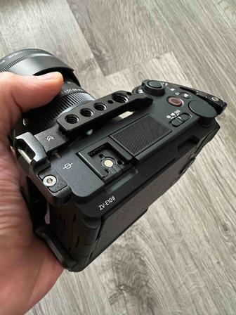Sony ZV-e10 II body с клеткой и доп аккумулятором