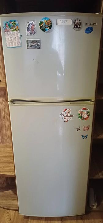 Продам двухкамерный холодильник SAMSUNG в отличном рабочем состоянии.