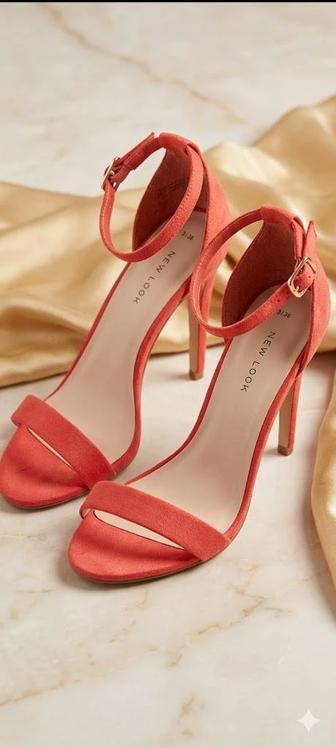 Оригинальные босоножки на каблуке.