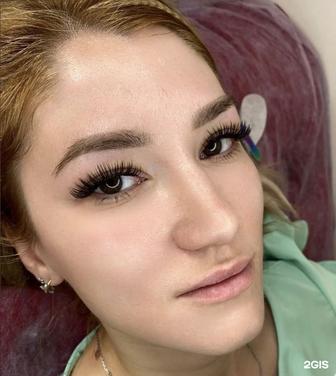 Наращивание ресниц и маникюр