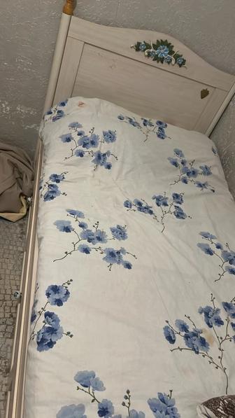 Продаю комплект Детская кровать парта и полка