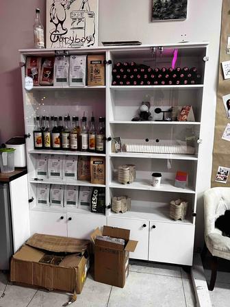 Шкаф со стеклянными дверьми