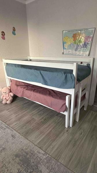 Детская двухъярусная кровать