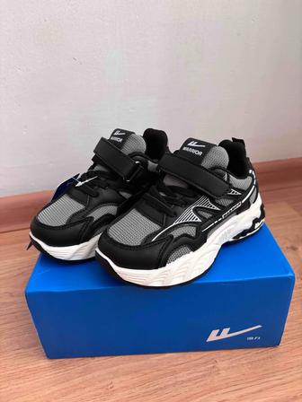 Продам детские кроссовки