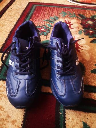 Продам кроссовки BONA