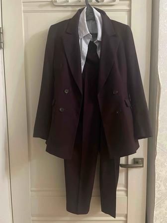 Костюм брючный ( модный цвет марсала, бордо). Цвет - Тренд сезона
