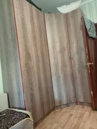 Шкаф для одежды и вещей разного типа.