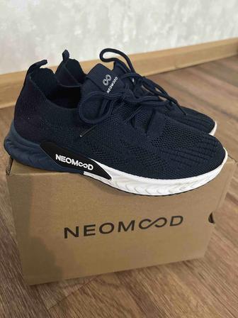 Продам новые кроссовки детские