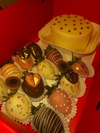 Бенто торты и клубника в шоколаде