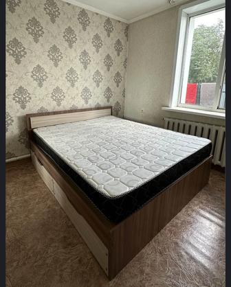 Двуспальная кровать с матрасом