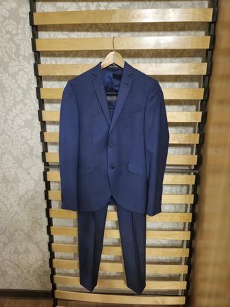 Синий костюм(пальто и брюки) от известного бренда Mario Moretti.