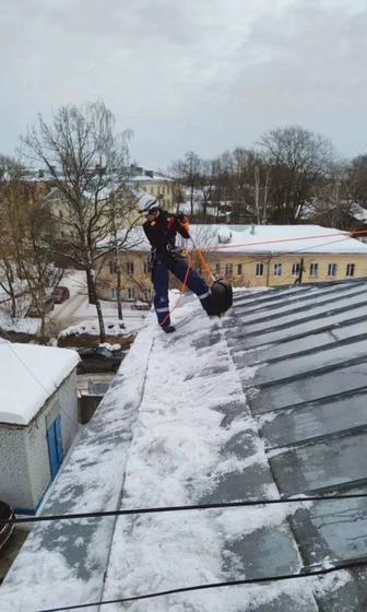 Уборка снега, льда листьев с крыш и водосточной системы. Мастер