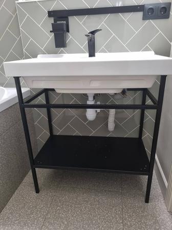 Продается широкая раковина на металлическом каркасе (консоли)