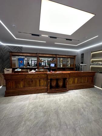 Продается барная стойка и комплект столов со скамьями в едином стиле.