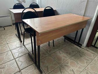Продам школьную парту в комплекте с 2 стульями