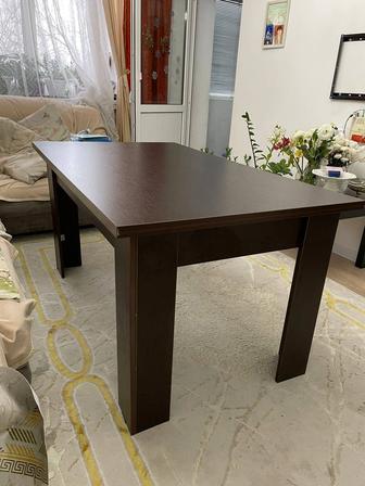 Стол и стулья в гостиную