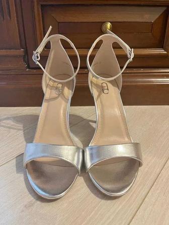 Босоножки женские продам