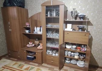 Продаю стенку б/у с посудой