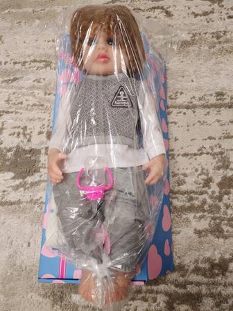 Яркая красивая кукла