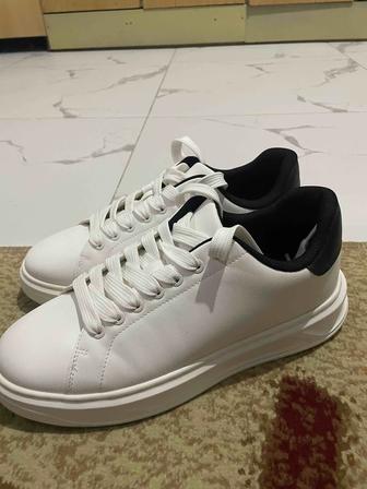 Белые кеды Zara