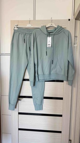 Продам новый женский спортивный костюм