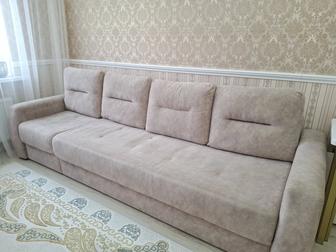 Светлый большой диван в отличном состоянии.