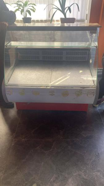 Продам холодильную витрину