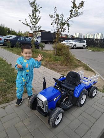Синий трактор электромобиль