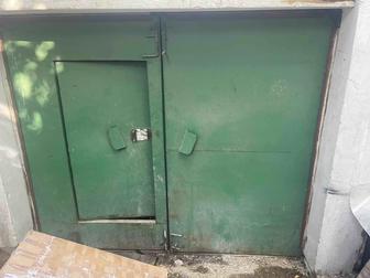 Продам б/у металлические гаражные ворота