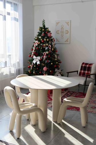 Стол и стулья