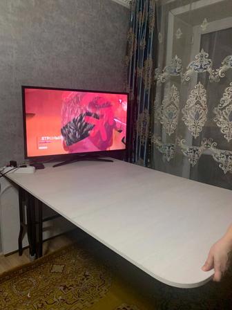 Продаю стол белый 3-метровый