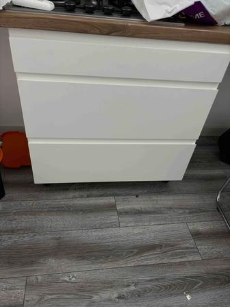 Кухонный шкаф с выдвижными ящиками